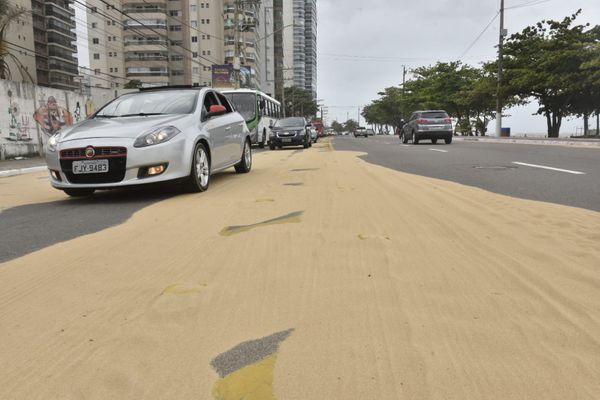 Fortes ventos levam areia para a pista em Vila Velha por Ricardo Medeiros