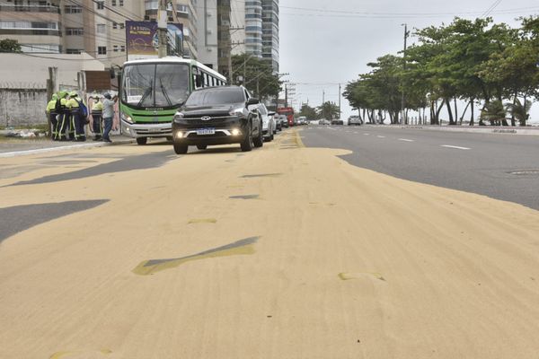 Fortes ventos levam areia para a pista em Vila Velha por Ricardo Medeiros