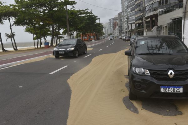 Fortes ventos levam areia para a pista em Vila Velha por Ricardo Medeiros