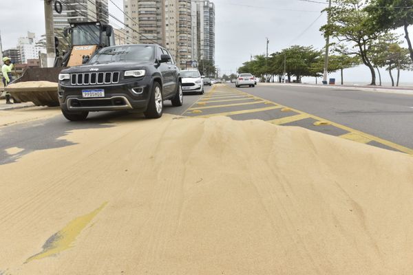 Fortes ventos levam areia para a pista em Vila Velha por Ricardo Medeiros