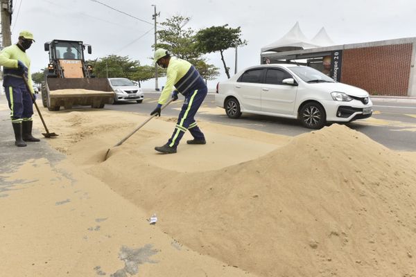 Fortes ventos levam areia para a pista em Vila Velha por Ricardo Medeiros