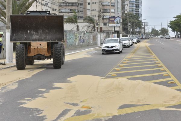 Fortes ventos levam areia para a pista em Vila Velha por Ricardo Medeiros