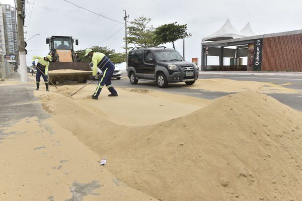 Fortes ventos levam areia para a pista em Vila Velha por Ricardo Medeiros