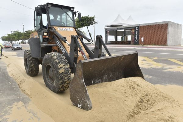Fortes ventos levam areia para a pista em Vila Velha por Ricardo Medeiros