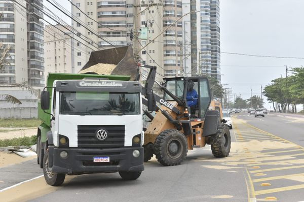 Fortes ventos levam areia para a pista em Vila Velha por Ricardo Medeiros