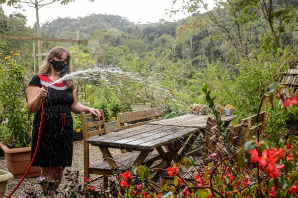 Lindaura Benevitz, produtora de flores comestíveis por Vitor Jubini
