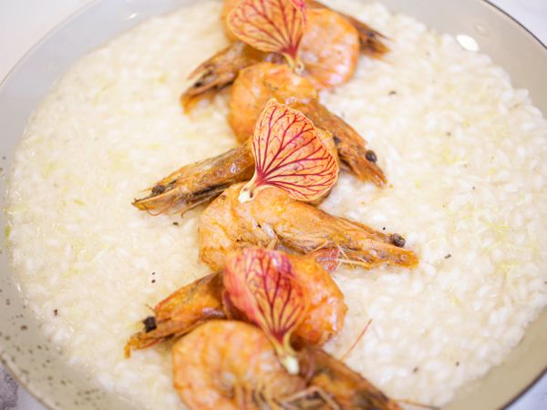 Sobremesa com flores do restaurante Ubud por Vitor Jubini