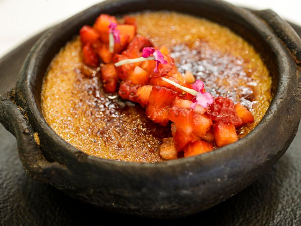 Sobremesa com flores do restaurante Ubud por Vitor Jubini