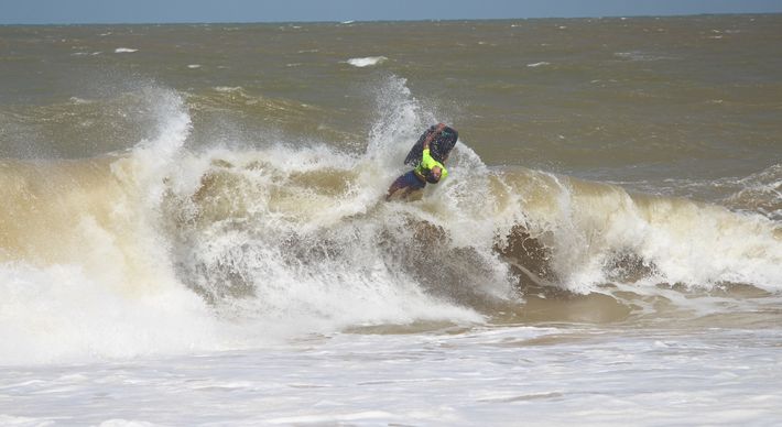 Primeira etapa do Circuito Brasileiro de Bodyboarding, que acontece em Vila Velha, teve início nesta quinta-feira (23) e bodyboarders já arrepiaram nas ondas
