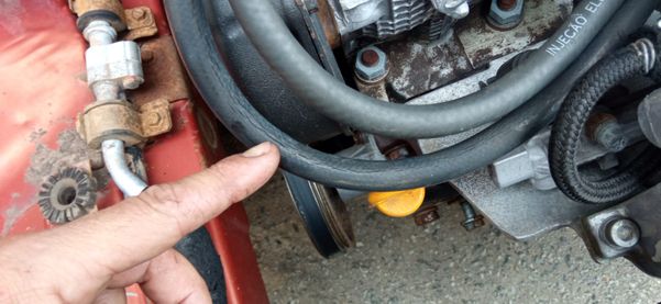 Maecânico mostra mangueira de gasolina rachada