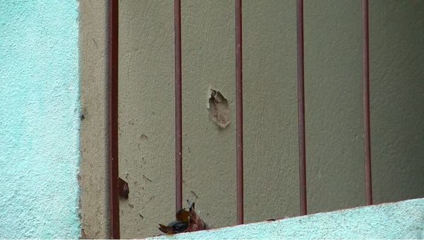 Marcas de tiros em casa do bairro Nova Palestina, em Vitória 