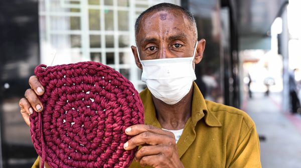 Marcos Antônio Alves dos Santos, 46 anos, artesão que vive em situação de rua