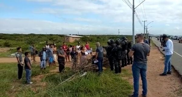 Moradores são retirados de terreno invadido em Itapemirim
