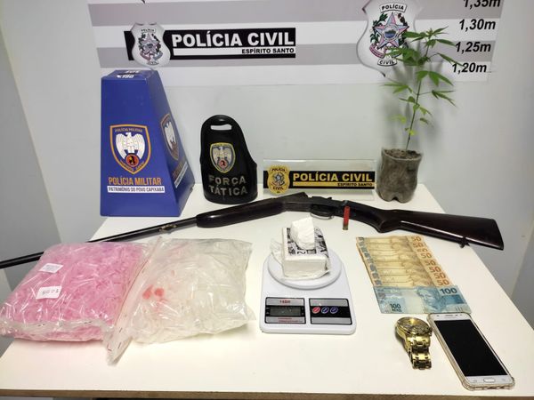 PCES e PMES prendem duas pessoas e apreendem armas e drogas em Pinheiros