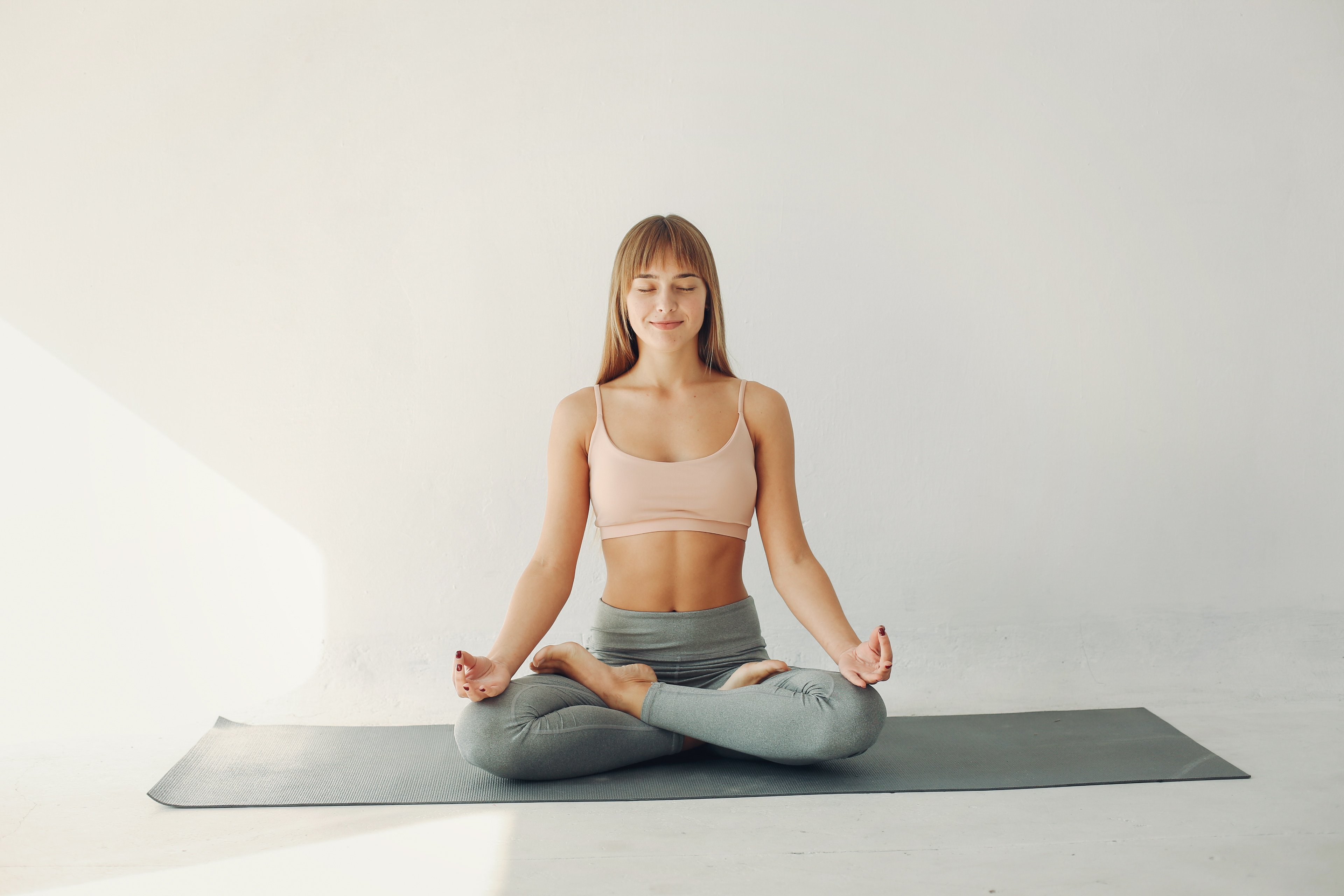 A Gazeta  Saúde e bem-estar: 3 posições de ioga para evitar crises de  ansiedade