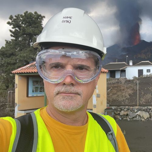 Mistura de gás quente com matéria vulcânica, cinzas e fragmentos de rocha, incrivelmente quente, são lançadas a longas distâncias pelo vulcão Cumbre Vieja, em La Palma