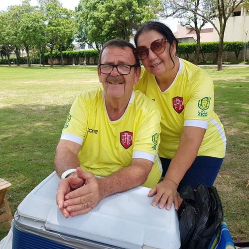 Nedjed Lobo Giurizatto, mais conhecido como 'Gedão' e Maria Angélica Soneghet são conhecidos por vender chup-chup na porta de escolas há mais de 30 anos