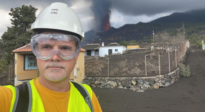 Mistura de gás quente com matéria vulcânica, cinzas e fragmentos de rocha, incrivelmente quente, são lançadas a longas distâncias pelo vulcão Cumbre Vieja, em La Palma