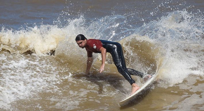 Raridade no mar da Capital, ondas registradas nesta sexta-feira (24) pelo fotógrafo Vitor Jubini, de A Gazeta, atraíram amantes do surfe