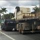 Imagem - Carro capota em acidente com carretas na BR 101, na Serra