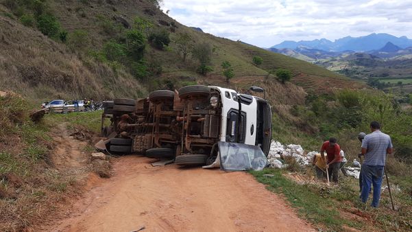 Acidente com caminhão na Serra da Aliança 