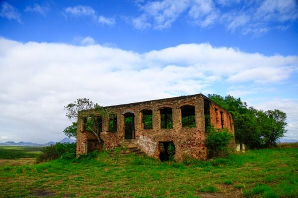 Antiga morada dos Jesuítas, as ruínas do casarão do Sítio Histórico de Carapina devem ser restauradas