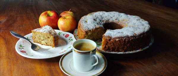Bolo de maçã criado pela chef Paola Carosella