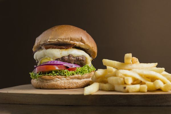 Comer alimentos calóricos impacta na qualidade do sono