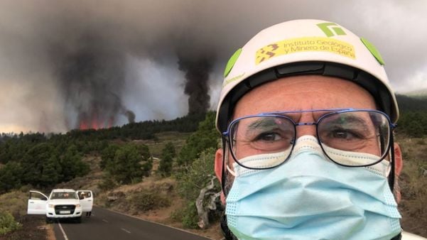 Erupção do vulcão  em La Palma se intensifica e forma chuva piroclástica por Instituto Geológico y Minero de Espanha (IGME) 