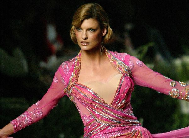 Linda Evangelista está processando uma empresa de cosméticos por conta de procedimentos estéticos que deram errado