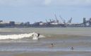 Surfistas aproveitam ondas para cair na água da Praia de Camburi, em Vitória(Vitor Jubini)