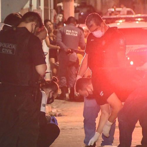 De acordo com a Polícia Militar, os criminosos só esperaram a equipe policial sair do bairro Dom João Batista com a mulher, que vendia drogas no local, para matar o marido
