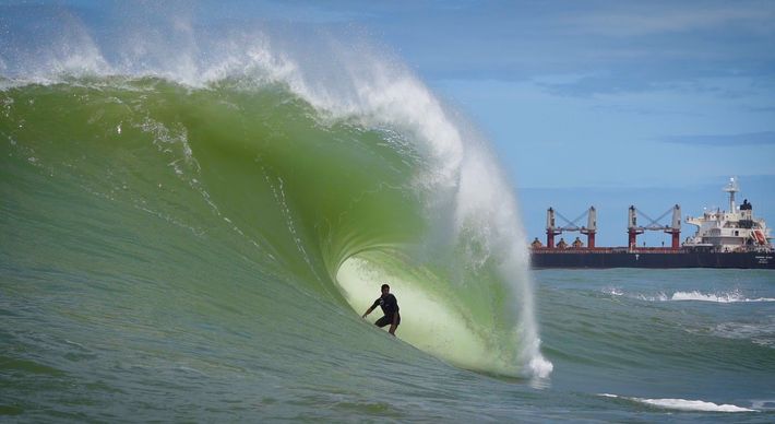 O surfista Rodrigo Cardoso concluiu a semana de fortes ventos em todo o litoral do Espírito Santo aproveitando o pico da Avalanche, na Praia da Costa, nesta sexta-feira (24)
