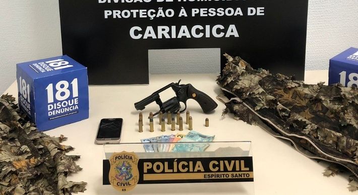 A prisão foi efetuada após a polícia receber informações de que ele e outras pessoas estariam planejando a execução de um integrante de um grupo rival do tráfico. Com ele foi apreendido um traje camuflado