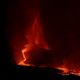 Explosões vulcânicas lançam lava em brasa no Monte Cumbre Vieja, na ilha de La Palmas