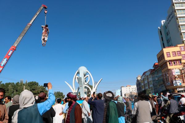 Corpo é visto pendurado por um guindaste e   exposto na praça principal da cidade de Herat, no oeste do Afeganistão, neste sábado (25)