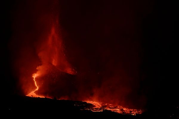 Explosões vulcânicas lançam lava em brasa no Monte Cumbre Vieja, na ilha de La Palmas