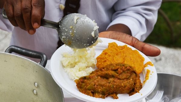 Para os que têm como função o ato de distribuir, as movimentações do festejo começaram antes da data. Grande parte rumou para a Vila Rubim