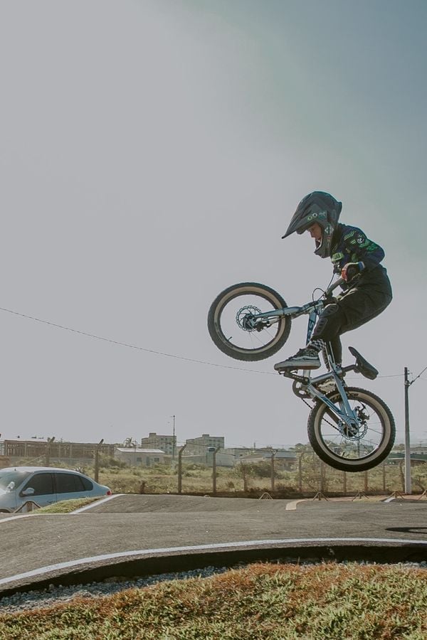 Esporte na pista de Pump Track