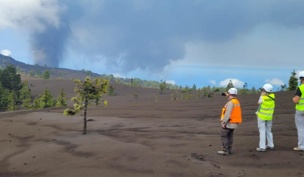 Erupção do vulcão em La Palma se intensifica e forma chuva piroclástica.