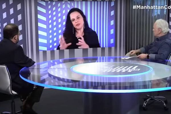 Janaina Paschoal, Lucas Mendes e Caio Blinder no Manhattan Connection Janaina Paschoal no Manhattan Connection, com Lucas Mendes e Caio Blinder, em sua última edição pela TV Cultura
