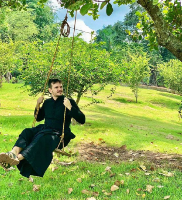 Padre capixaba faz sucesso nas redes sociais