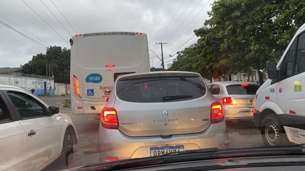 Trânsito na Rotatória do Ó, no Parque Residencial Laranjeiras , na Serra