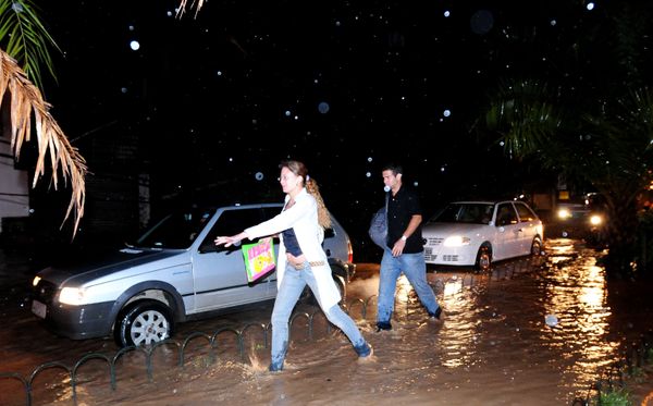 Data: 18/11/2010 - ES - Vitória - Passageiros na avenida Vitória tentado se proteger da forte chuva que atingiu a Grande Vitória - Editoria: Cidades - Foto: Gabriel Lordêllo - GZ