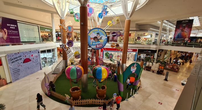 Roda-gigante que é o maior indoor da América Latina, encontro com o Bita e loja que recebe doações para instituições que cuidam de crianças são atrações no Shopping Vitória