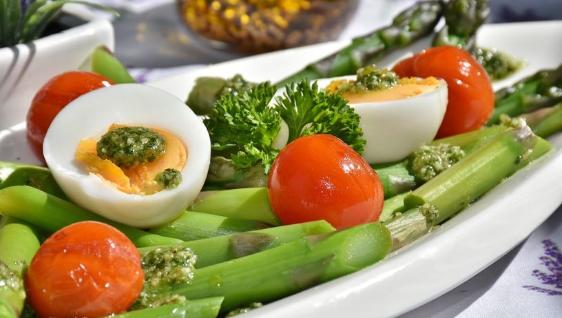 Alimentação; alimento; comida; frango; grãos; lentilha; saúde