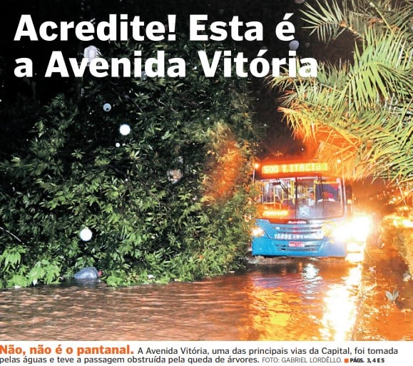 Avenida Vitória, uma das principais da Capital, foi tomada por água e árvores caídas após forte temporal