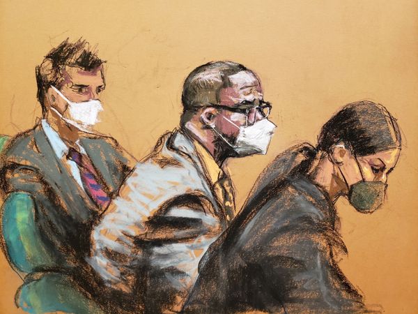 Ilustração do cantor R. Kelly no tribunal, ao lado dos advogados Thomas Farinella e Nicole Blank Becker, durante o julgamento de abuso sexual