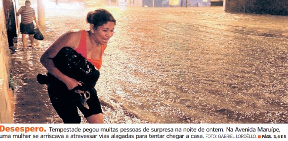Moradores de arriscaram para atravessar ruas alagadas após forte temporal na Grande Vitória em 2010