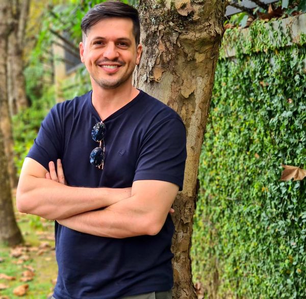 O ator e teatrólogo João Roncatto é o responsável pela narração do livro 